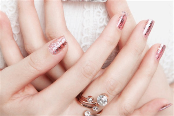 普通指甲油可以用美甲灯烤吗