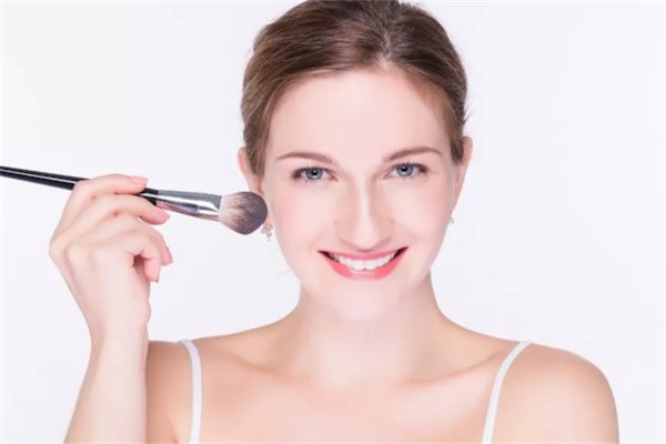 如何用BB霜化淡妆