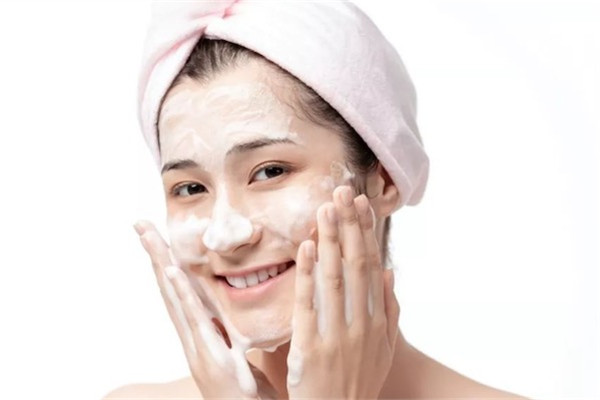 洗面奶洗脸用冷水还是冷热水