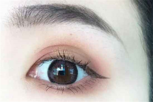 眼妆怎么画显得眼睛大，眼妆怎么画好看又自然