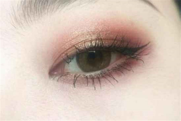 眼妆要擦隔离霜吗，眼妆要定妆吗