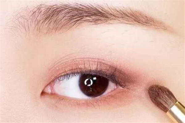 眼妆对眼睛有影响吗，眼妆对于妆容的重要性