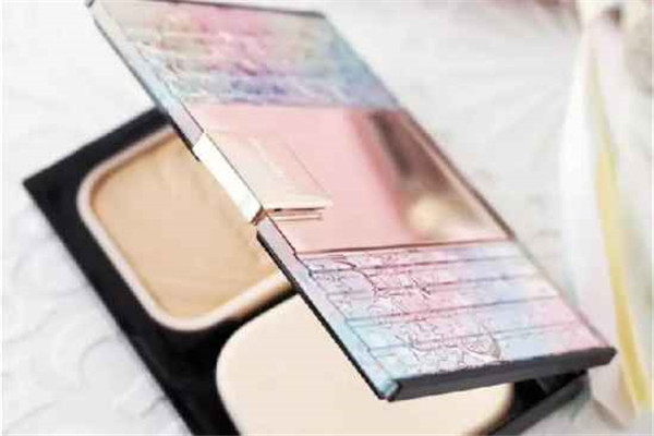 粉饼和散粉哪个更好用，粉饼和散粉区别