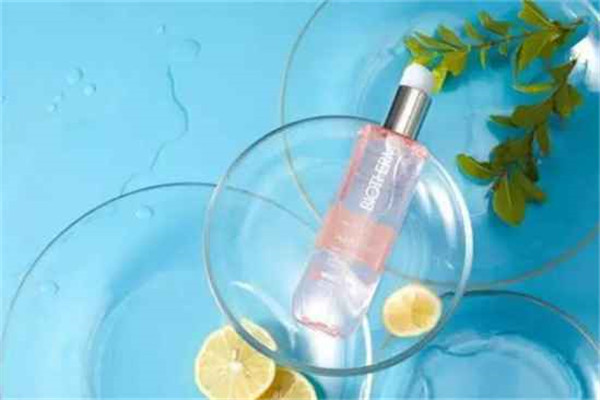 化妆水用化妆棉擦还是用手拍好，化妆水用完后要洗脸吗