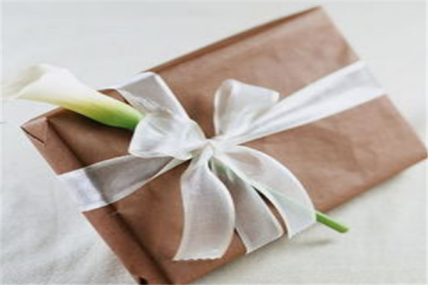 直接去领导办公室送礼，给领导送礼偷偷放办公室 