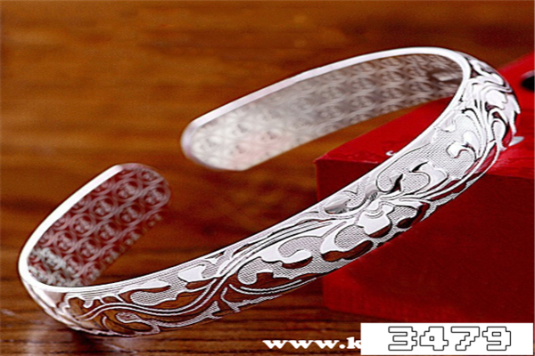 银手镯送老人的规矩，送老人银镯子一只还是一对