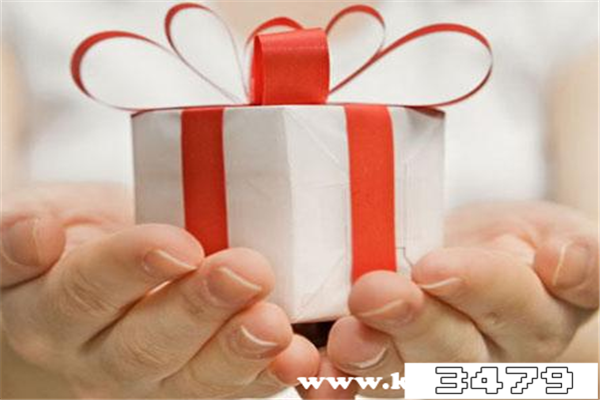 属牛72岁老人本命年送什么，父亲72岁本命年女儿送什么