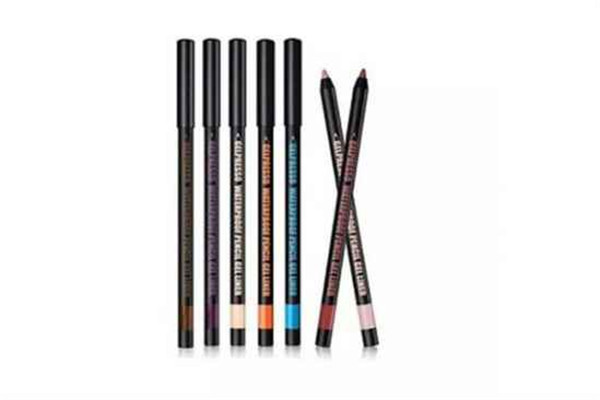 眼线笔要用卸妆水还是卸妆油，眼线笔用什么擦掉