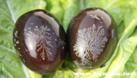 如何判断松花蛋坏了，皮蛋过期是什么样子