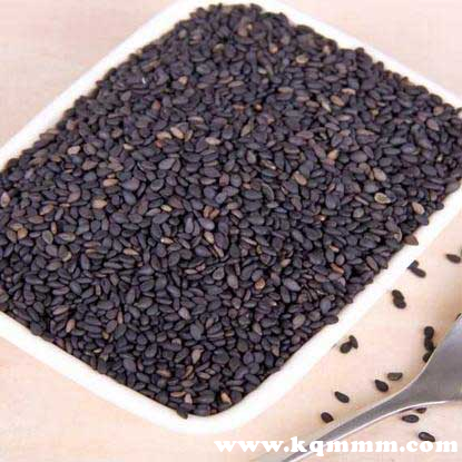 女人吃黑芝麻还是白芝麻好，白芝麻和黑芝麻的功效与作用