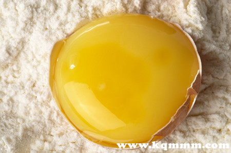 蛋黄油去眼袋皱纹的方法，蛋黄油去皱纹的方法