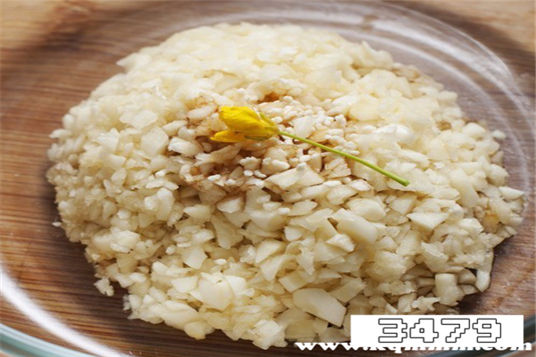 昨晚吃了大蒜第二天口臭严重怎么办，吃了大蒜怎样快速解决口臭