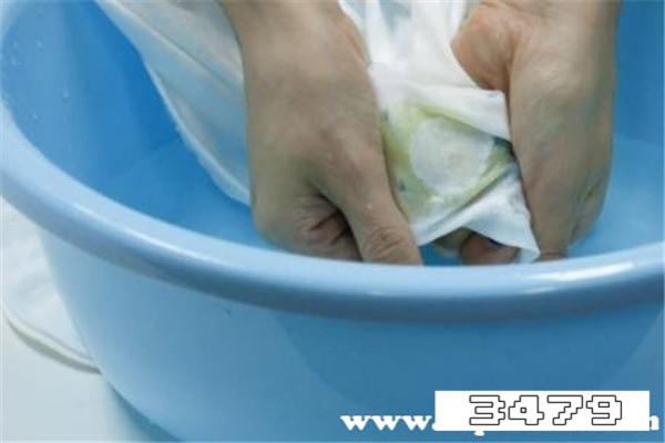 衣服上的胶怎么洗掉小窍门，衣服弄上胶怎么去掉啊