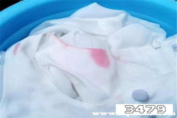衣服被染色了用什么方法可以去掉，洗衣服染色了怎么洗掉最有效的方法