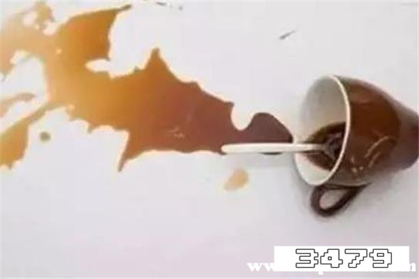 衣服上干了的咖啡渍怎样洗，咖啡渍弄到衣服上怎么清洗
