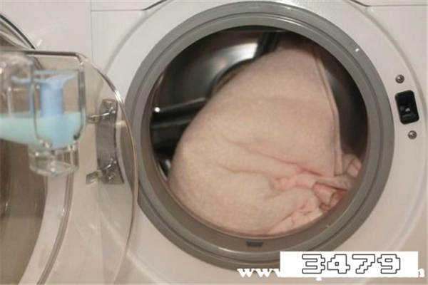 滚筒洗衣机怎么加洗衣粉和洗衣液，滚筒洗衣机一次倒多少洗衣液