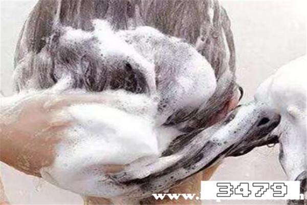 洗发水没冲干净的表现，怎么判断头发洗干净了