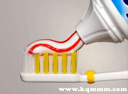 几岁开始用含氟牙膏，十二岁了能用含氟牙膏吗