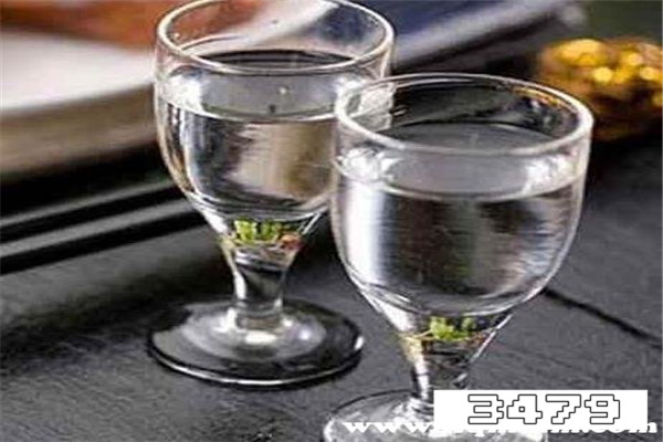 白酒里有絮状物能喝吗，白酒里面有杂质还能喝吗