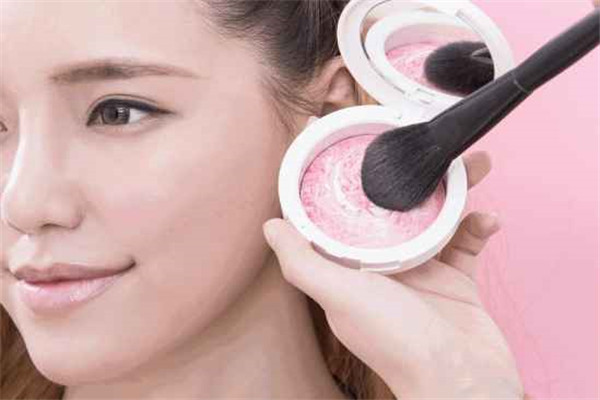 腮红用什么工具比较好，腮红用手怎么打