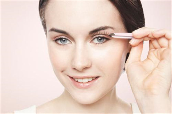 假睫毛怎么贴不扎眼睛，假睫毛要不要刷睫毛膏