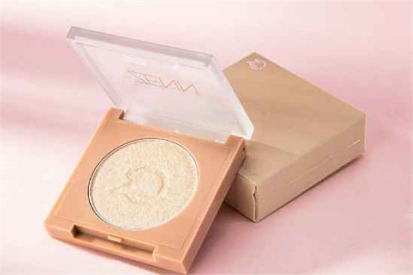 高光粉有必要用吗，素颜可以用高光粉吗