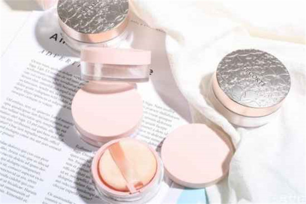 散粉后还能用气垫补妆吗，气垫用过之后用散粉吗