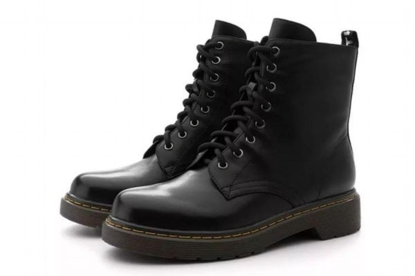 马丁靴压脚背是鞋垫高吗，马丁靴压脚背是买小的原因吗