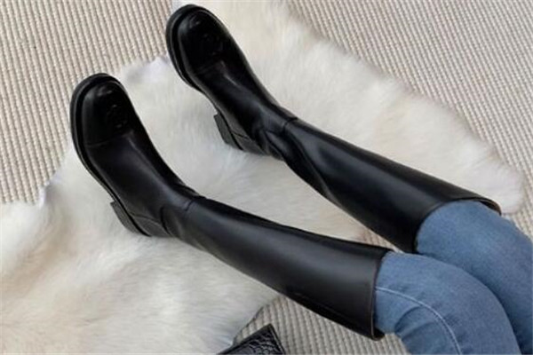 过膝靴和不过膝哪个显腿长，过膝靴子怎么搭配衣服