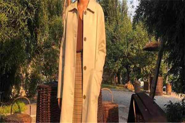 风衣后面的布总翘怎么解决，风衣里面应该穿什么内搭