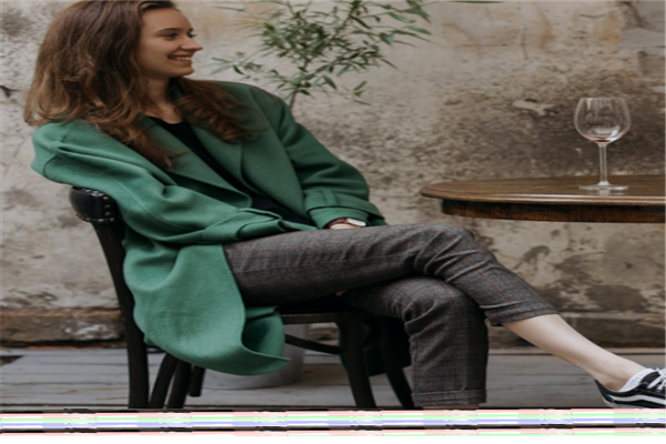 墨绿色显白吗，墨绿色搭配的颜色