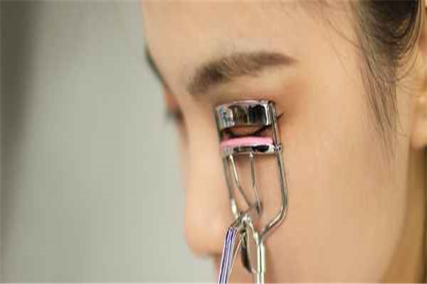 双眼皮翘睫和不翘睫的区别