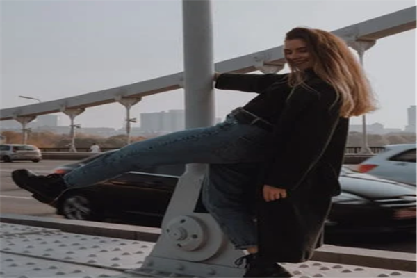 长款开衫毛衣里面怎么搭配