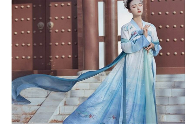 平胸可以穿齐胸襦裙吗，容易掉吗