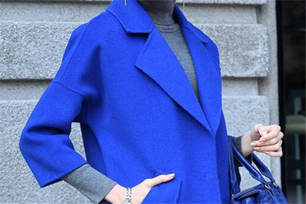 宝蓝色大衣配什么内搭，搭配什么颜色的围巾