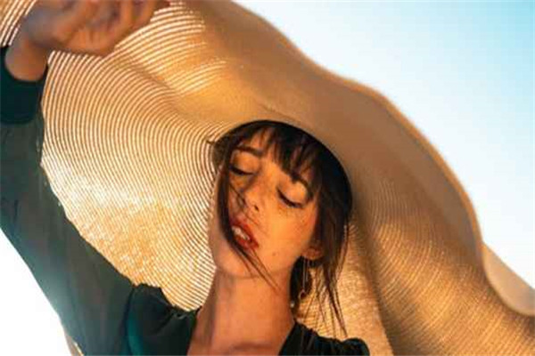 黄调皮肤适合什么颜色，戴什么颜色的围巾