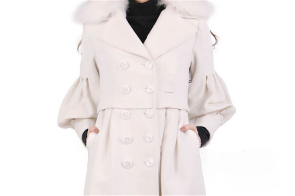 白色大衣搭配什么颜色围巾，搭配什么鞋子