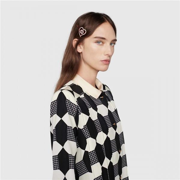 头上恣意摩登俏皮光芒：Gucci、CHANEL、Miu Miu等髮饰，成为造型的亮点配件！