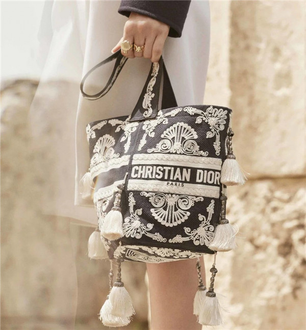 Toile de Jouy浪漫迷人重生：Dior 2022度假系列，全新D-Bubble Bucket Bag美得不像话！