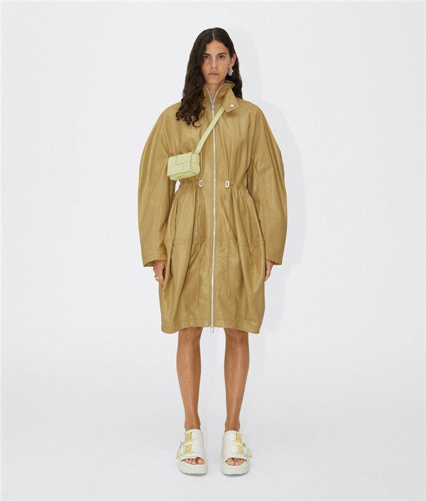 阳光明媚的完美气质：Bottega Veneta将经典华丽的阵容手袋，抹上缤纷的绝美色！