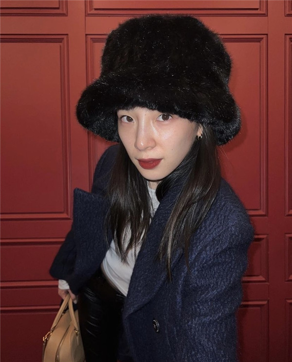 显得耀眼也绝对保暖：韩国时髦女人一顶蓬鬆疗癒的毛料帽，就能瞬间提升冬日时尚品味