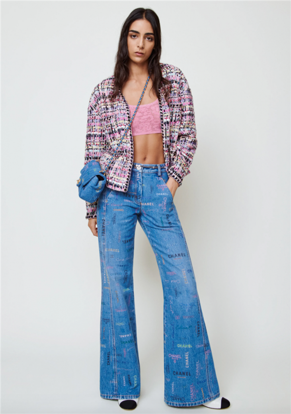 为生活注入抢眼元素：在黑蓝丹宁布印上缤纷字样，CHANEL 2022春夏季多款手袋等单品时髦上架！
