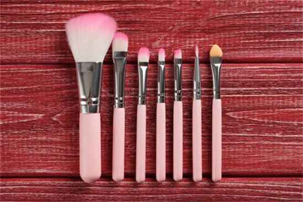新手化妆刷怎么选，新手化妆刷几支就够了