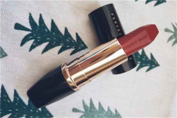 完美日记小黑钻真假对比，完美日记小黑钻干不干