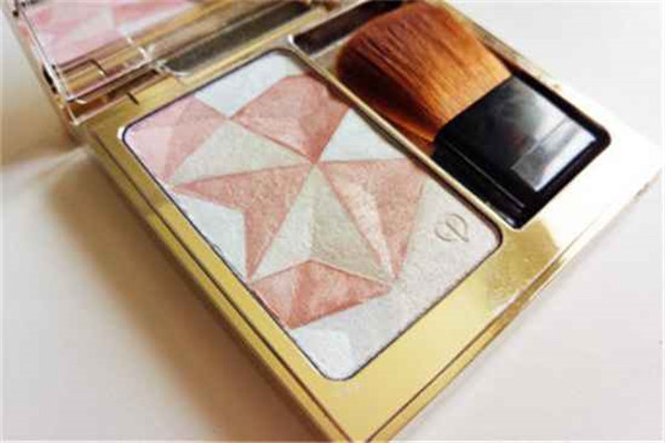 高光可以涂整个脸吗，高光上脸为什么总结块