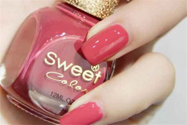 指甲油怎么才能快速的干，指甲油弄衣服上怎么洗