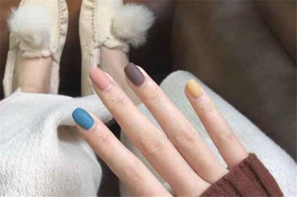 涂指甲油一定要涂底油吗，涂指甲油的技巧和正确方法