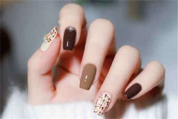 美甲做延长好还是做甲片好，美甲做延长大概多少钱