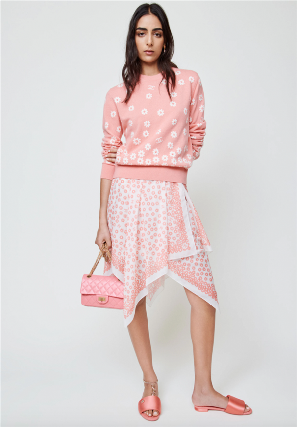 「藏在内心的少女情怀」：背上CHANEL、Bottega Veneta等梦幻粉色，不论是单身或是热恋中都要宠爱自己