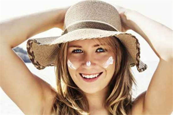 晒后皮肤变黑如何恢复，晒后皮肤起小水泡